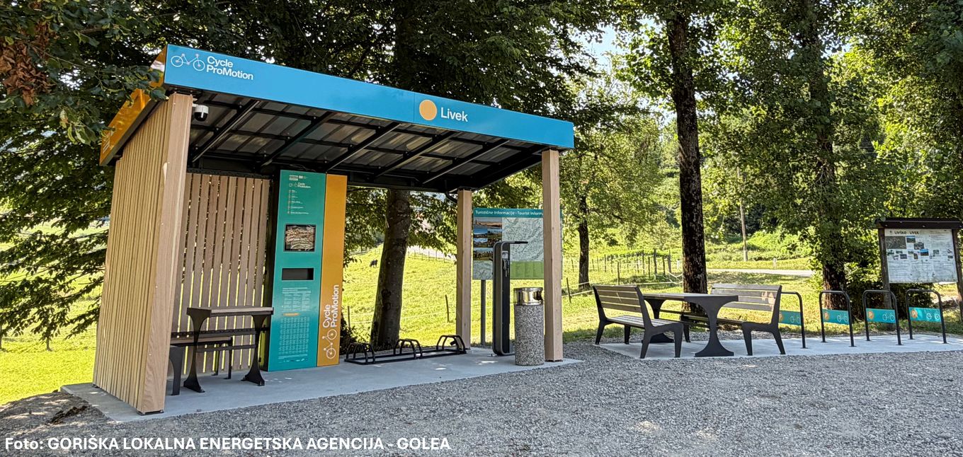 Prva pametna kolesarska postaja v Livku, postavljena v okviru projekta CycleProMotion. Foto: Goriška lokalna energetska agencija, Nova Gorica (GOLEA).