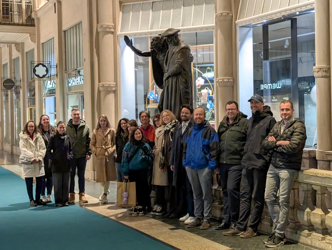 Projektni partnerji projekta DARKERSKY4CE na petem srečanju v Leipzigu (14.–15. april 2026), pred restavracijo Auerbachs Keller Leipzig.